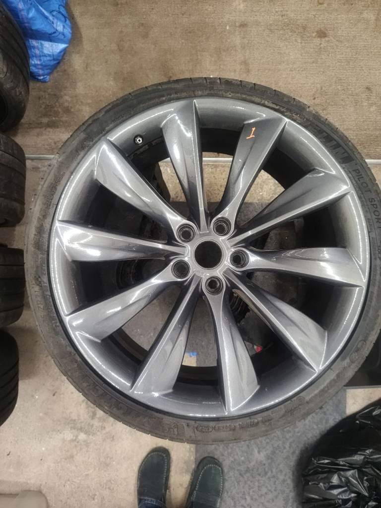 Model S OEM 21'' turbine wheels x5 with tyres