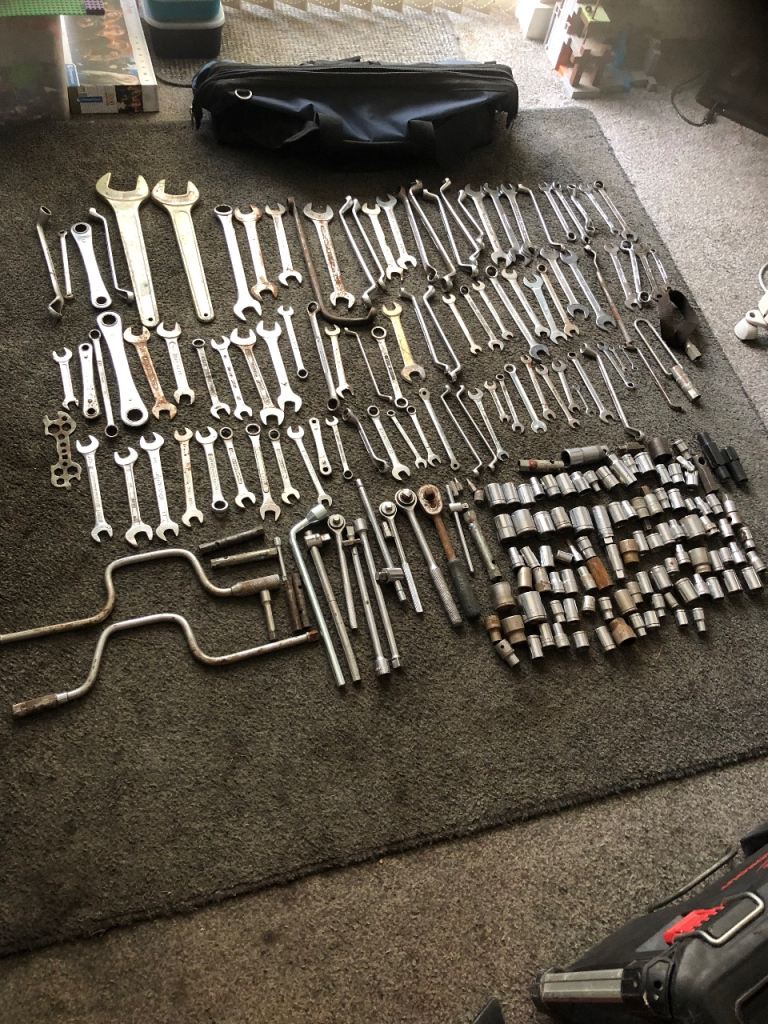 Large job lot of mixed size spanners/ sockets / ect