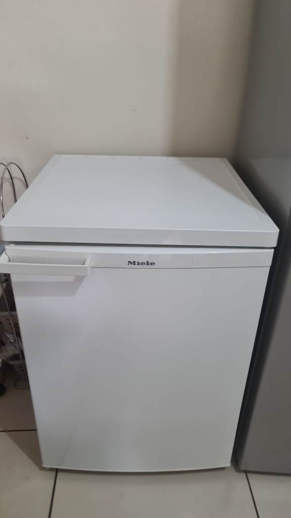 Miele Undercounter Fridge – White, Good Condition