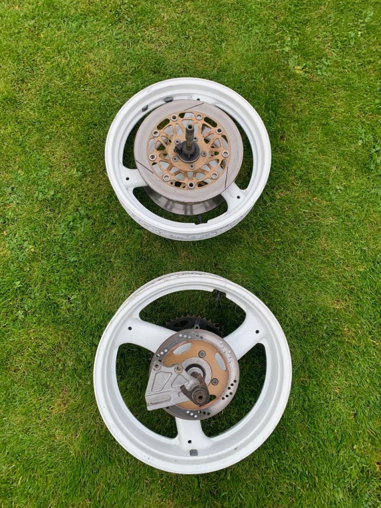 Suzuki RGV 250 VJ22 front and rear wheels with discs and axle vj21 gsxr