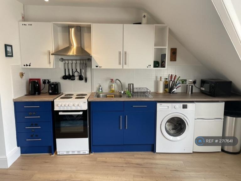 1 bedroom flat in Windsor Road, Bournemouth, BH5 (1 bed) (#2717641)