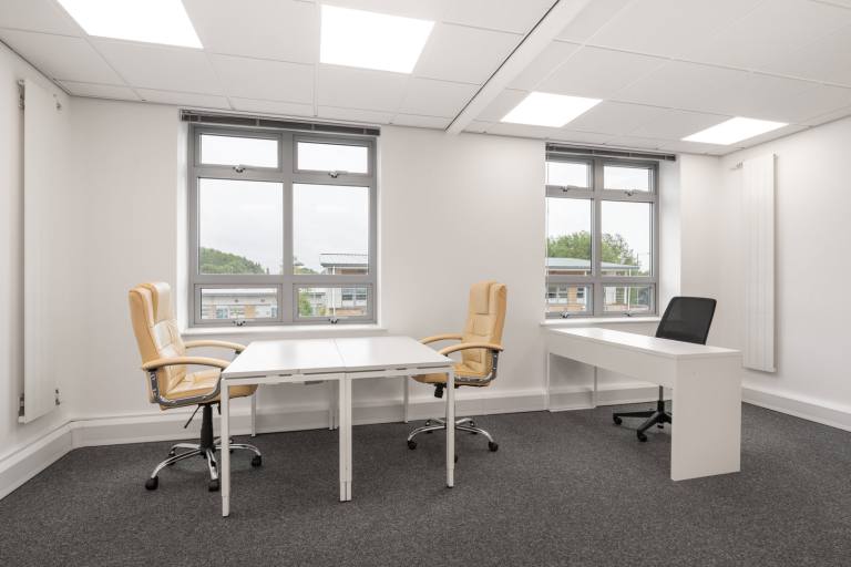 Swindon - SN5 7EX \ Fully Furnished Small Office for Rent