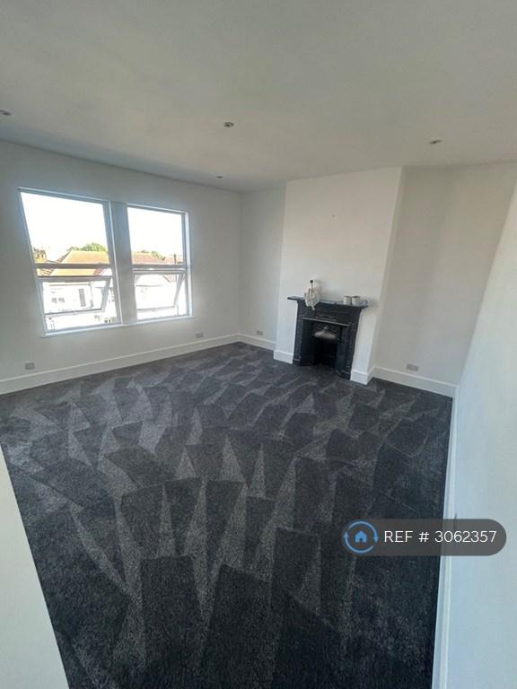 2 bedroom flat in Hamlet Court Road, Westcliff-On-Sea, SS0 (2 bed) (#3062357)