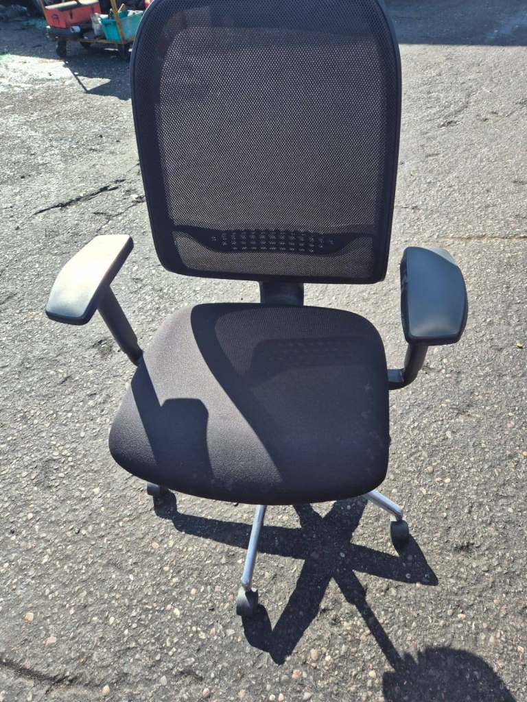 Black Office Chair with Mesh Back – Good Condition For sale 