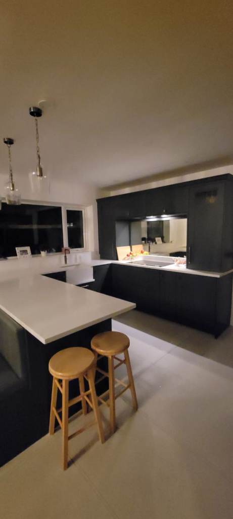 Kitchen Like New. Painted Solid wood doors.