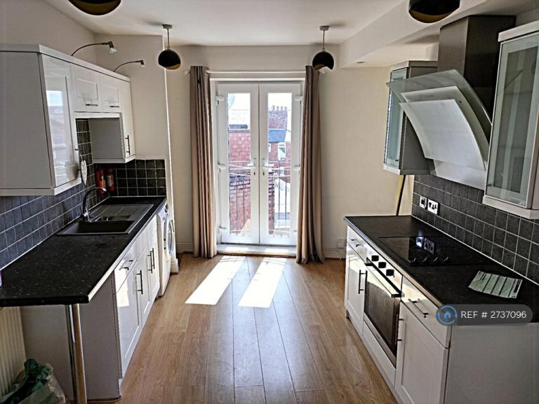 2 bedroom flat in The Crescent, St Annes, FY8 (2 bed) (#2737096)