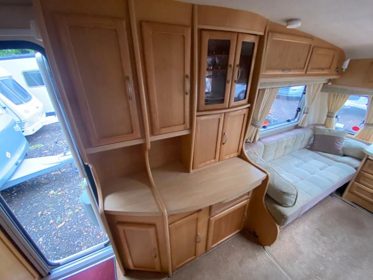 VANMASTER ACCOLADE 520 - 2010 - 2 BERTH - END WASHROOM - MOVER - PRISTINE 