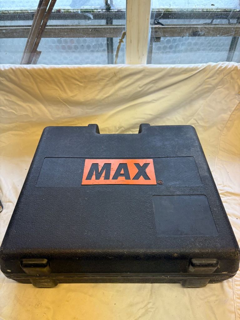 Max GS690GHNail gun