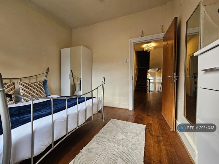 1 bedroom in Fairlop Road, London, E11 (#2934043)