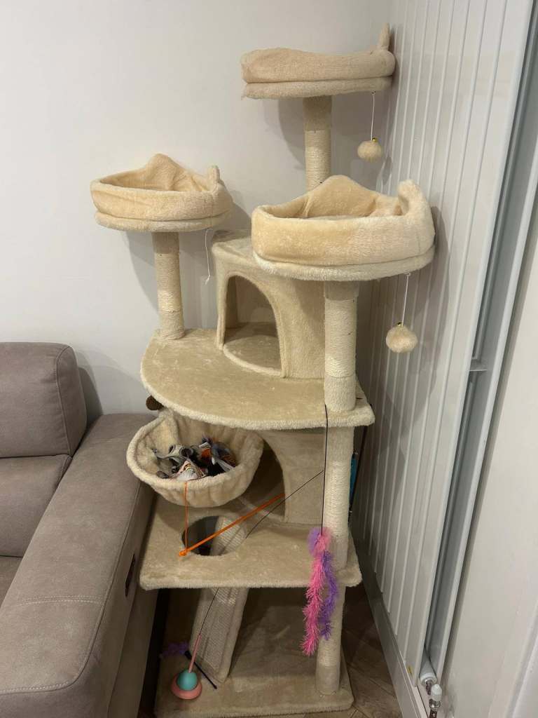 Large Multi-Level Cat Tree – Beige excellent Condition