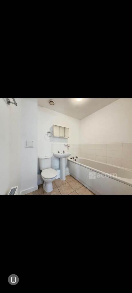 A lovely 2 bed 2 bath available 