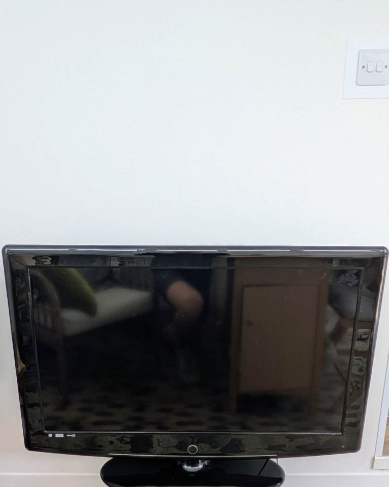 DIGITREX 40” LCD TV HD 1080p FOR PARTS OR REPAIR