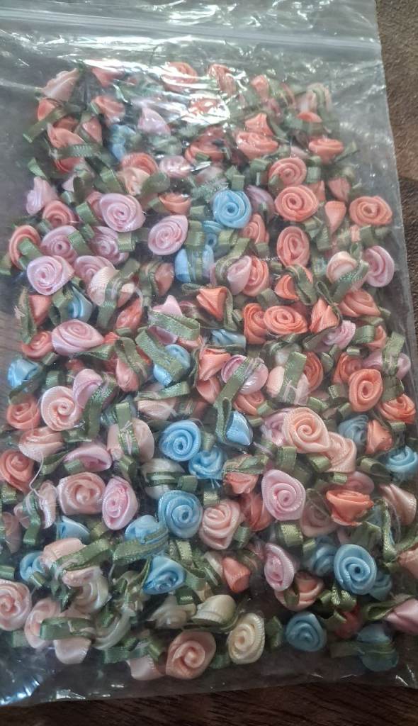 Ribbon roses
