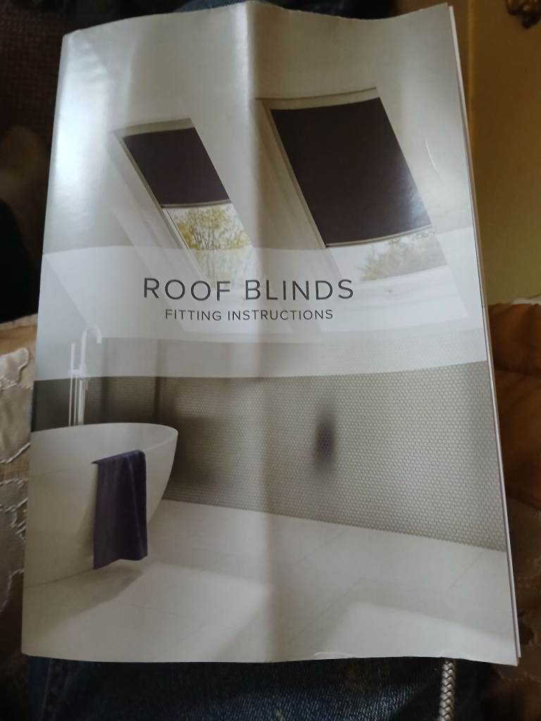 Roof sloping window blind 
