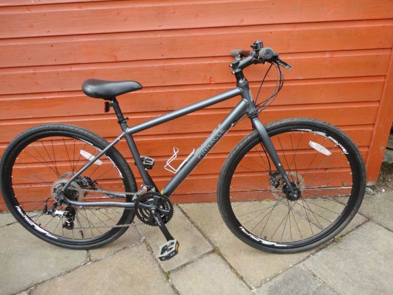 Pinnacle lithium hybrid bike, 18 inch lightweight frame, 21 gears, disc brakes, excellent condition