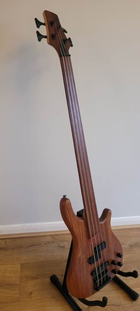 Vintage fretless bass
