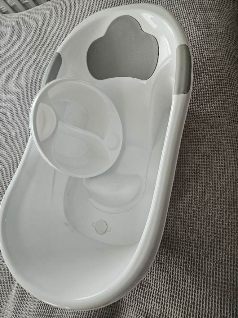 Baby bath with top and tail bowl