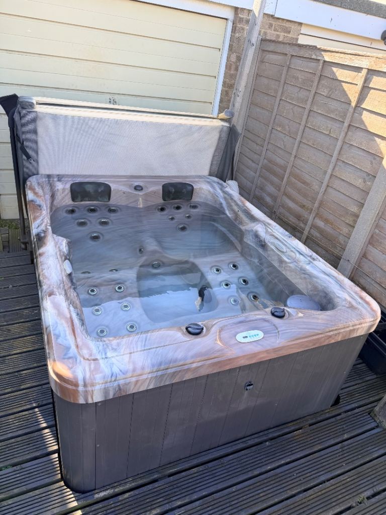 Senita Hot Tub