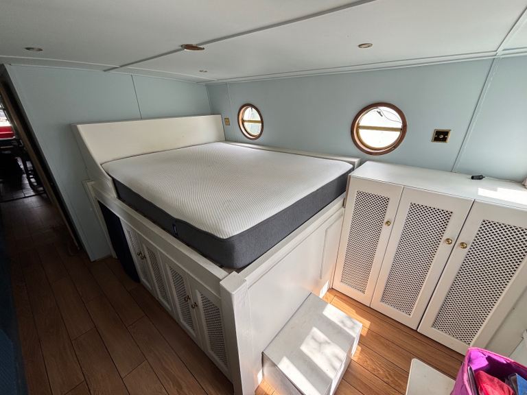 60 x 10 widebeam canalboat perfect for 1/2 people - new skylight installed