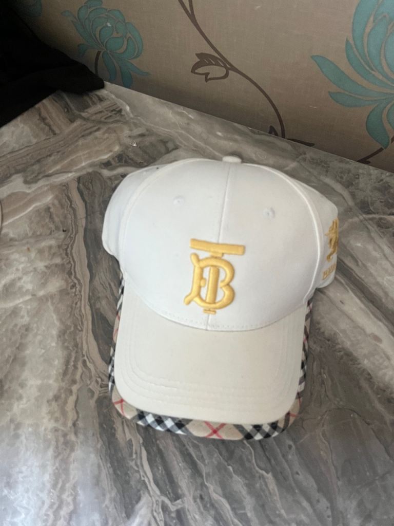 Burberry White Baseball Cap with Gold Logo – Good Condition