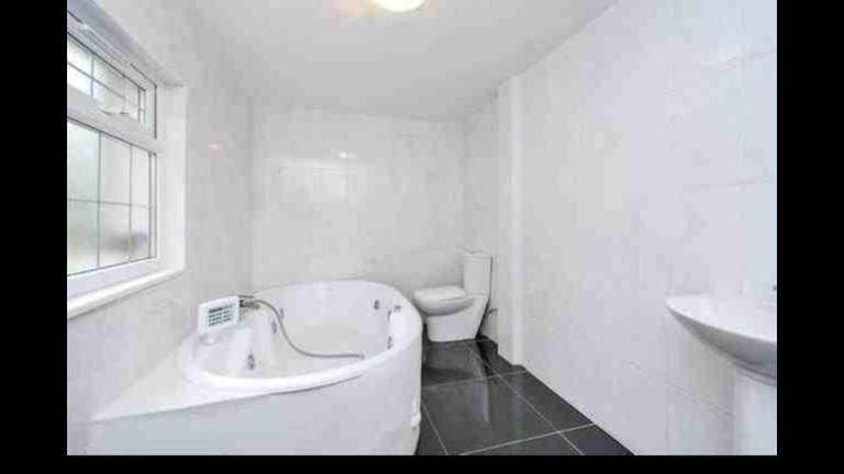 Large double room for rent bills included clean shared house