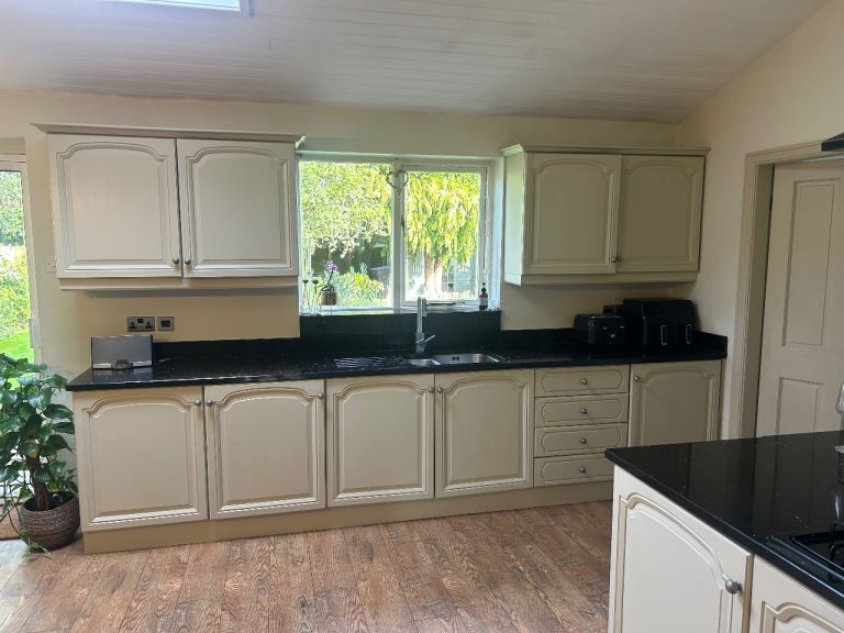 Kitchen doors and granite worktops – Good Condition