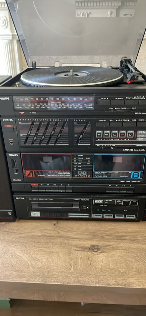 Philips FCD563/35 Stereo System with Turntable, CD, and Cassette