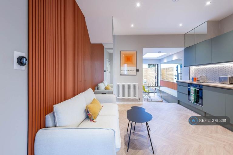 2 bedroom flat in London, London, SE17 (2 bed) (#2785281)