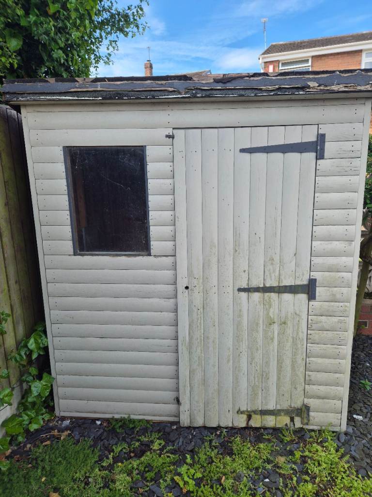 Garden Shed FREE BEFORE GOES IN SKIP