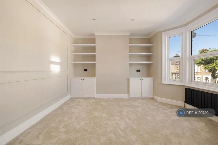 3 bedroom flat in Lansdowne Road, London, E17 (3 bed) (#2972911)