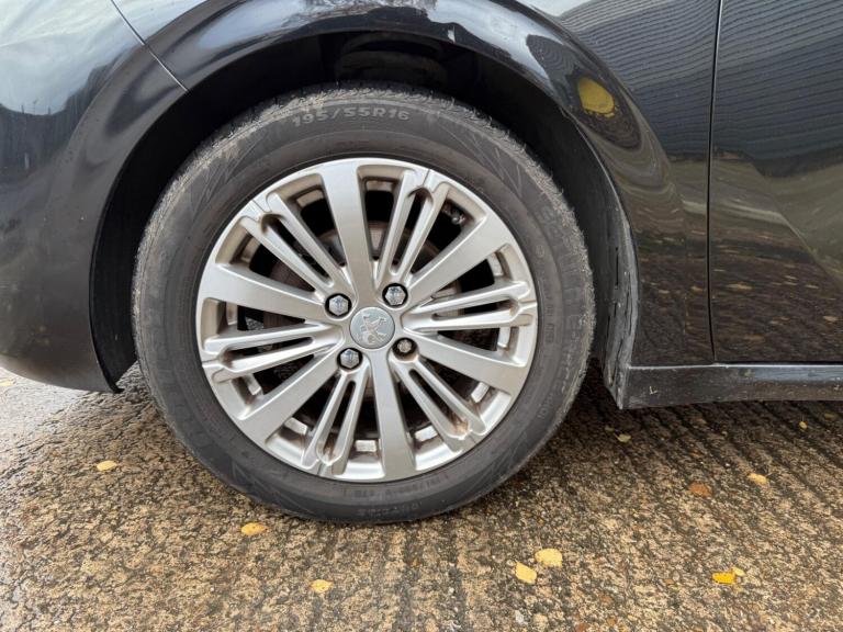 2017 Peugeot 208 1.2 PureTech Allure Euro 6 5dr HATCHBACK Petrol Manual