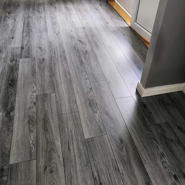 Brand New Swiss Krono Standard Plus - Millennium Oak Grey 7mm Laminate Flooring. 2.39m² Pack