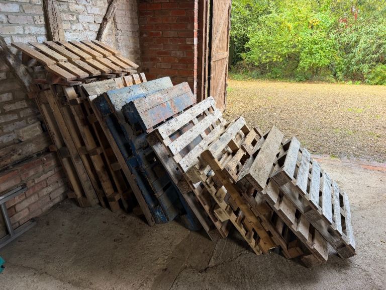 15 x Free Wooden Pallets – Great for DIY / Garden projects / Bonfire night