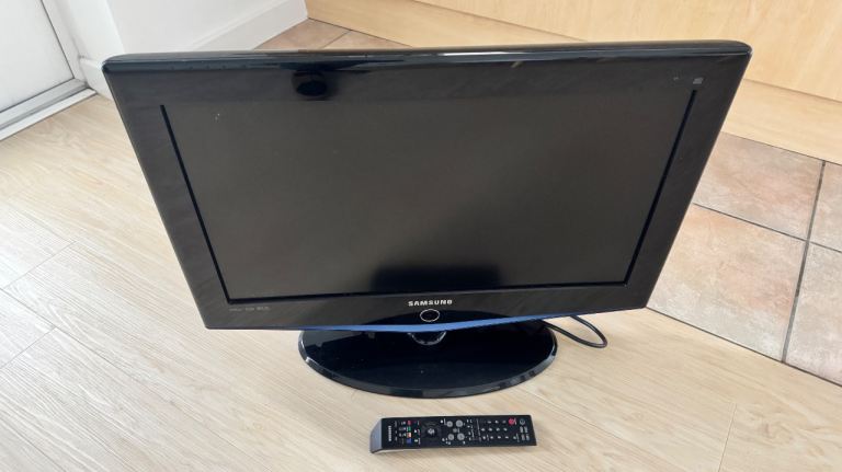 Samsung 26 inch HD LCD TV includes Remote control 
