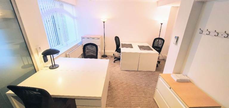 West Kensington / Fulham - W14 9PW - 4/5 Desk Private Office to Rent with A/C 
