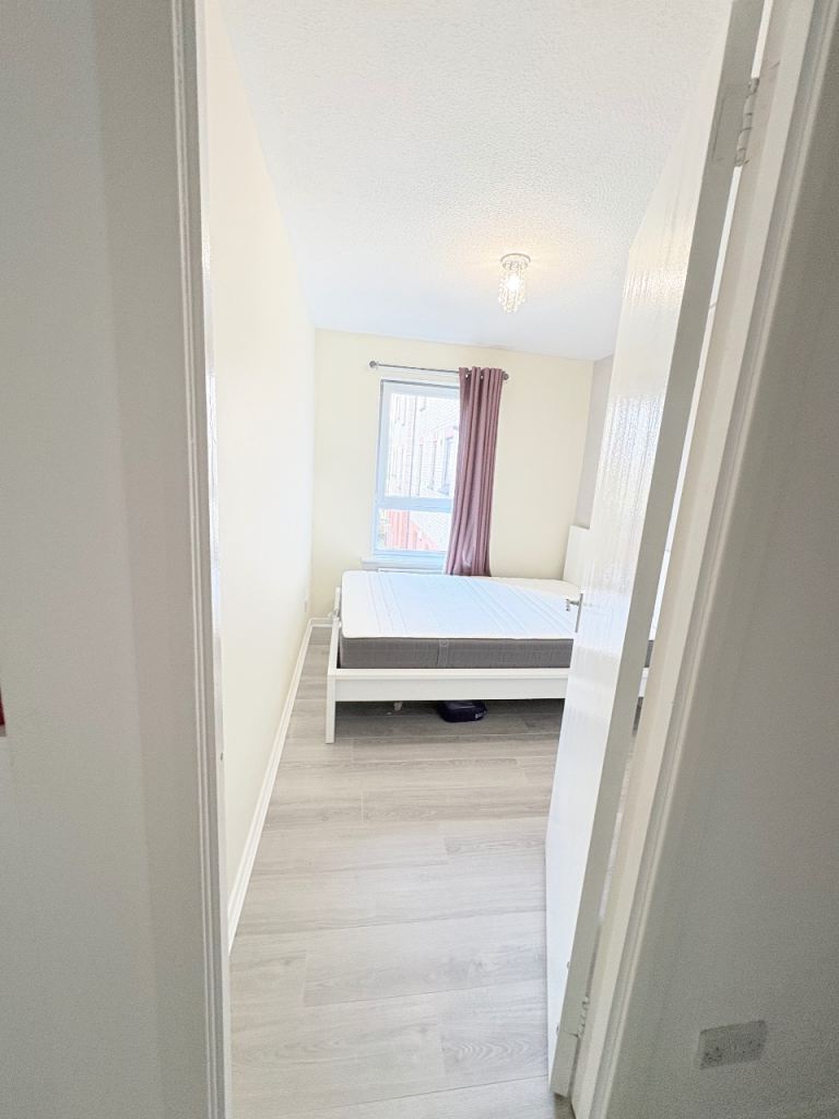 Fully Furnished Room in Renfrew — For Girls Only | All Bills Included | £450/Month