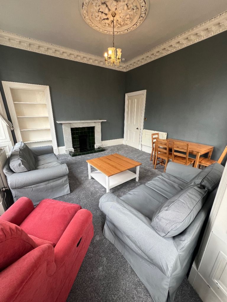 Large 2 bd flat for rent, Oxford St. Available now. 