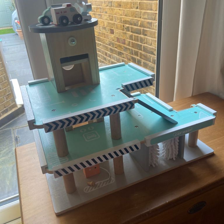 Jumini Wooden Toy Garage with Working Lift, Car Wash & Helipad 