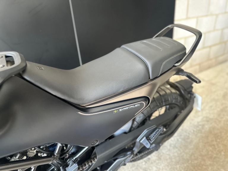 STUNNING ONE OWNER 2023/23 HUSQVARNA SVARTPILEN 401 MOTORYCYCLE