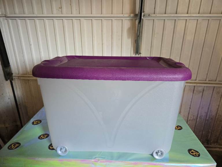 Storage container on wheels 