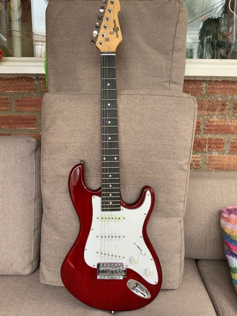3/4 scale Stratocaster style electric guitar + accessories 