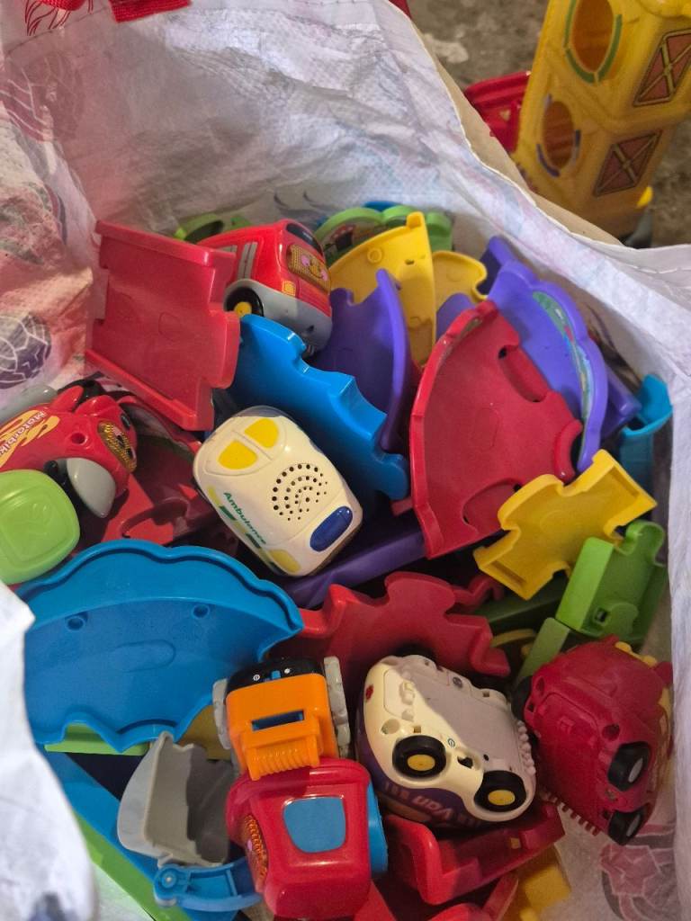 Tot too drivers set with 8 cars, parking garage and crane