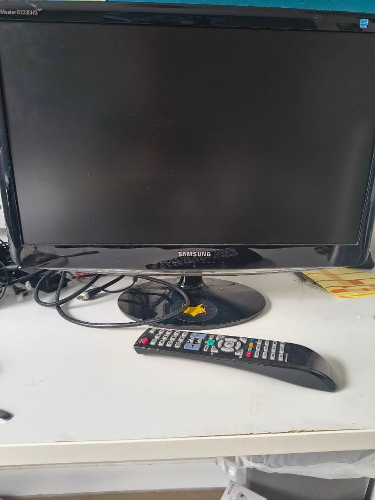 Samsung Computer Monitor / Television with Remote – Good Working Order