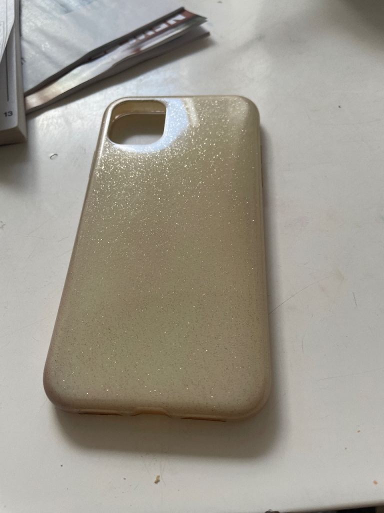 iPhone 11 Glitter Case – Good Condition