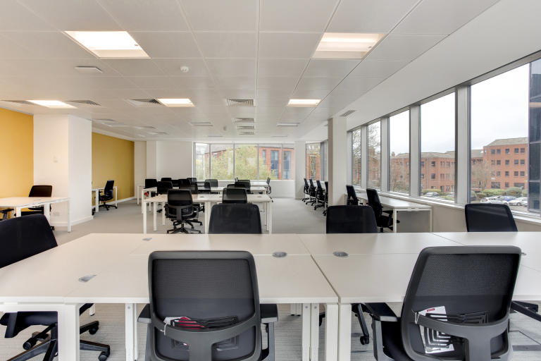 Birmingham - B151TR \ Extra-Large Office with Space for Up to 15 Desks