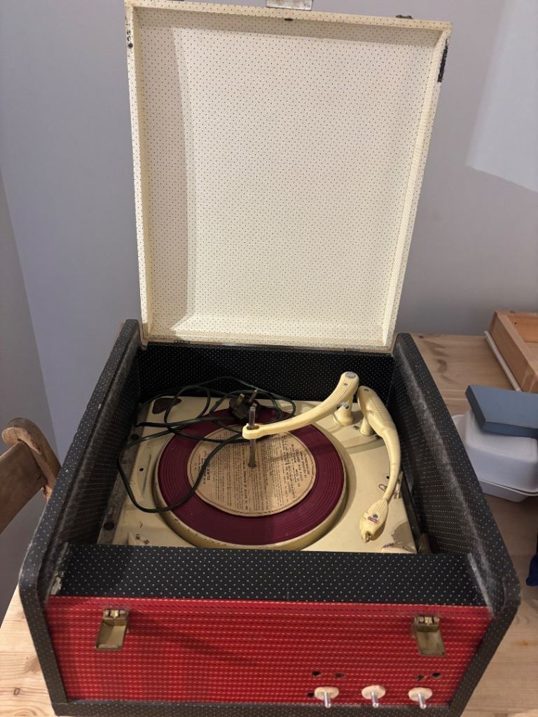 Vintage record player - needs repairing 