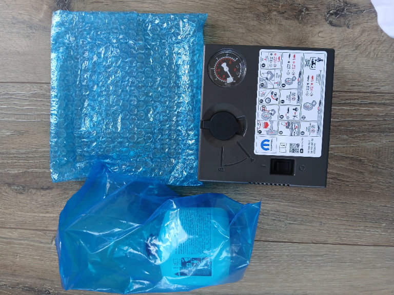 Air compressor and puncture repair tyre sealant kit