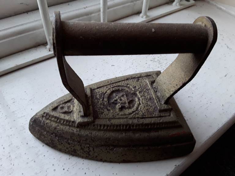 Vintage cast iron flat iron #8 ( doorstop ).