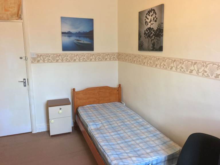 Clean single room...Moss side M14 