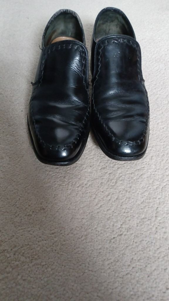 Mens Black Leather slip on shoes size 9 with embroided edge detail